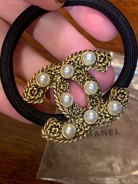 Absolutely stunning , authentic brand new Chanel hair/ hand band with pearls.